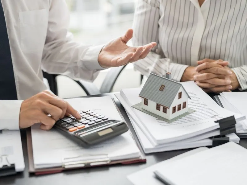 Consultoria imobiliária analisando contratos, valores e condições de locação para orientar proprietários com segurança — Tarif Imóveis.