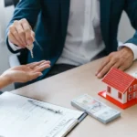 Entrega de chaves ao inquilino em contrato de locação imobiliária, representando segurança jurídica e consultoria para proprietários, eliminando principais preocupações ao alugar imóvel — Tarif Imóveis.