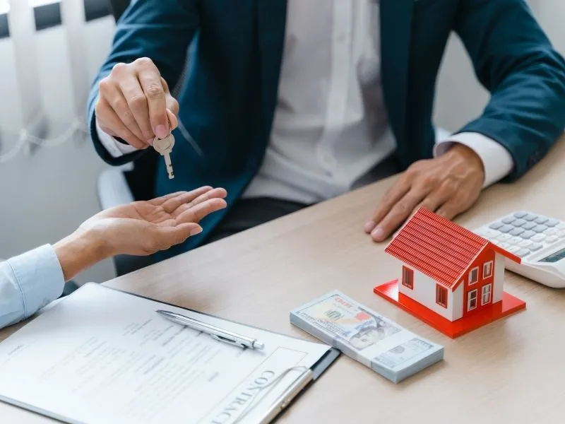 Entrega de chaves ao inquilino em contrato de locação imobiliária, representando segurança jurídica e consultoria para proprietários, eliminando principais preocupações ao alugar imóvel — Tarif Imóveis.